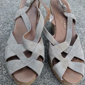 Eric Micheal Beige Leather Wedge Sandals Size 9/39